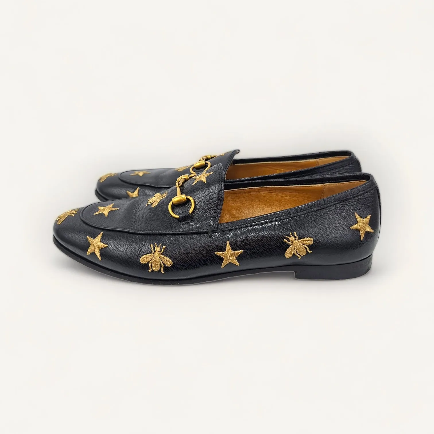 Mocassim Gucci Jordaan Horsebit Embroidered Bee Preto
